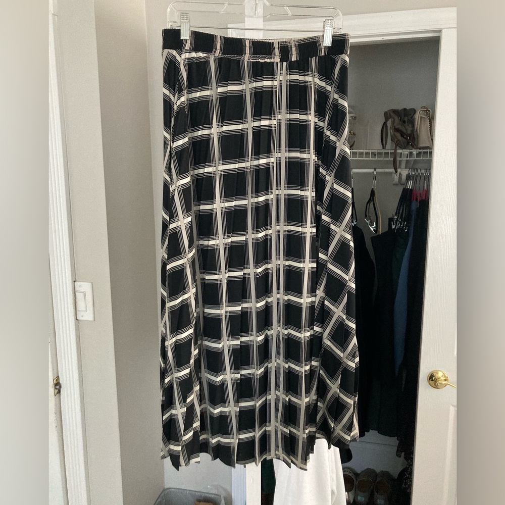 Long black and white modest skirt. 37 inches long. Size L. Runs smaller.